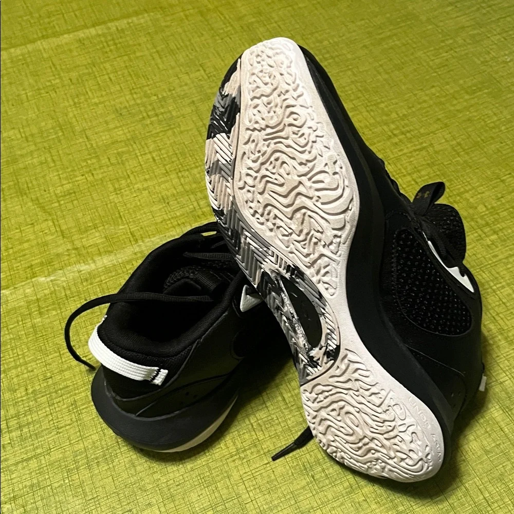 Under Armour Men's Black and White Athletic Shoes - Picture 4 of 6